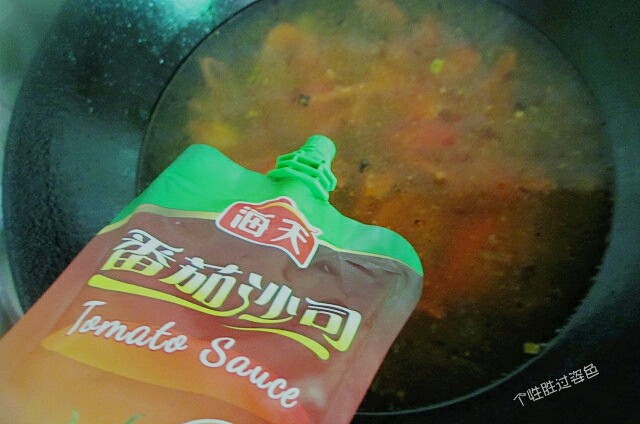 番茄金针菇蛋汤,往锅里加入两勺番茄酱