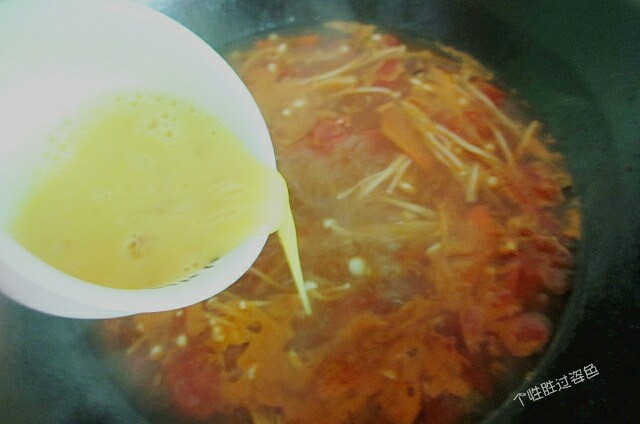 番茄金针菇蛋汤,将鸡蛋液转圈流入锅内