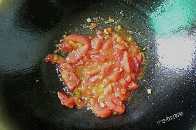 番茄金针菇蛋汤,炒出红汤