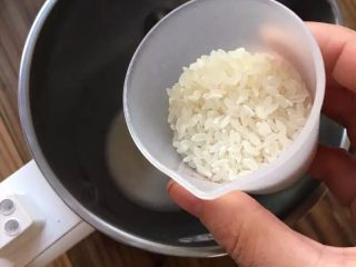 补中益气的南瓜米糊, 取半量杯大米放入豆浆机内桶