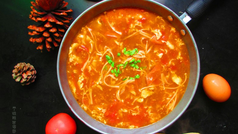 番茄金针菇蛋汤,酸甜可口，营养满分，五分钟就可以搞定的汤