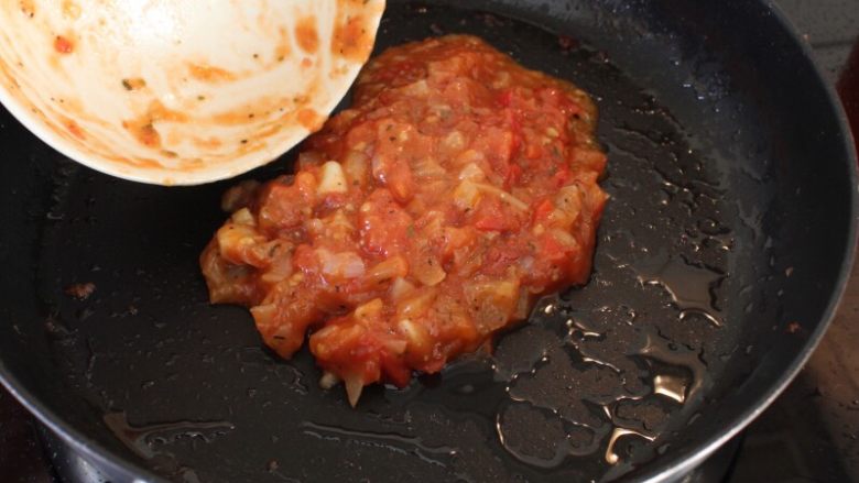 茄汁牛肉丸子烩饭,
8. 肉丸全部盛出，锅里的油也全部倒出来，留底油，将自制的西红柿酱倒入锅中。
400克肉泥，大约要用600克西红柿来炒西红柿酱。