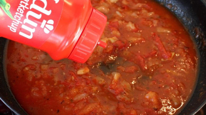 茄汁牛肉丸子烩饭,
9.加入适量的清水。如感觉色不够红艳的话，可以加些成品番茄酱，就是沾薯条的番茄酱。
