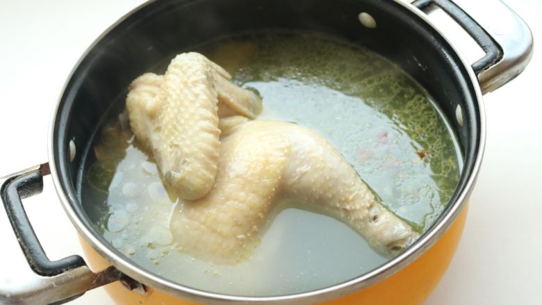 葱油白斩鸡,请输入文字说明放入鸡，烧开后转中小火煮20分钟，再焖5分钟，能扎透没有血水就可以。