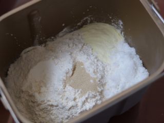 牛奶土司,2.入面包机，先放液体再放粉类（酵母不能与盐放到一块）