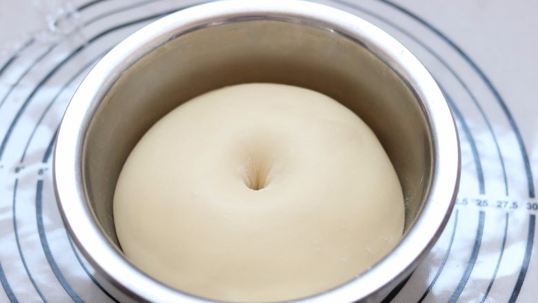 牛奶土司,7.发酵至2-2.5倍大即可 手指戳洞不塌陷即可
