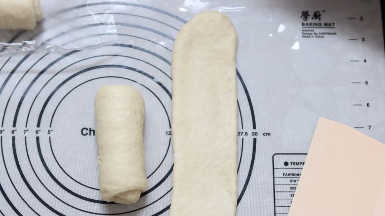 牛奶土司,13.取面团擀成长条状（宽度和四根手指的宽度差不多） 翻面 
