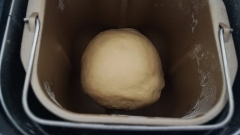 淡奶油吐司面包,5.揉好的面团直接放在面包机发酵