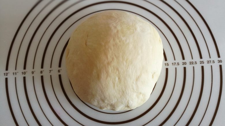 手撕花朵面包,3.发酵好的面团取出来排气后静置松弛十五分钟