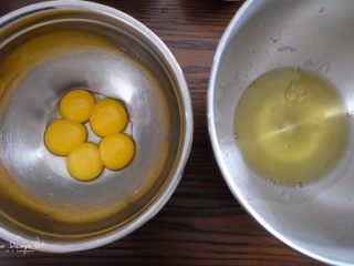 中空抹茶戚风蛋糕,用分蛋器把蛋黄蛋白分开。
注意尤其不要把蛋黄弄破，
尤其是前面已经弄了几个鸡蛋了，
如果中途破了，蛋白被蛋黄“玷污”了，
那么前功尽弃，
这蛋留着晚上炒蛋吧，
擦干盆儿重头来过。
