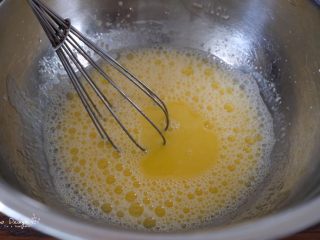 中空抹茶戚风蛋糕,蛋黄加入20g白砂糖，
用蛋抽搅拌均匀。
然后依次加入水和色拉油，
充分搅拌，使其乳化。
