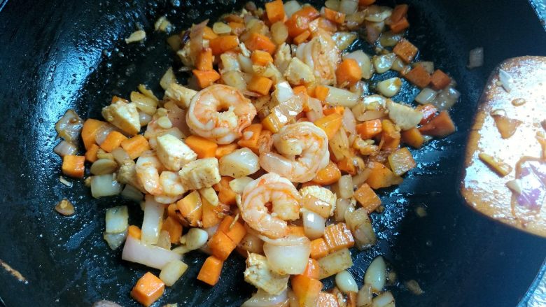 剩米饭华丽大变身——虾仁焗饭,翻炒至熟，待用。烤箱预热上下火190度10分钟。