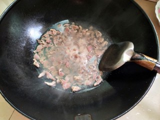 香辣鸡杂―小炒,锅里放水烧开，放鸡杂煮3分钟左右，7分熟，不能煮太久，不然老了不好吃
