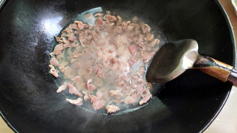 香辣鸡杂―小炒,锅里放水烧开，放鸡杂煮3分钟左右，7分熟，不能煮太久，不然老了不好吃