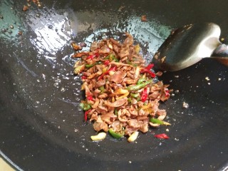 香辣鸡杂―小炒,最后放酱油翻炒1分钟左右，出锅。完成