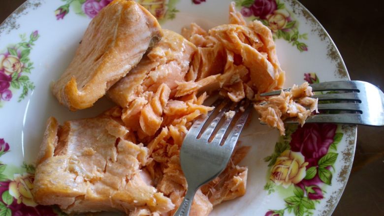 低卡健康印度三文鱼炒饭,三文鱼烤完把它拿出来让后用叉子把它弄碎