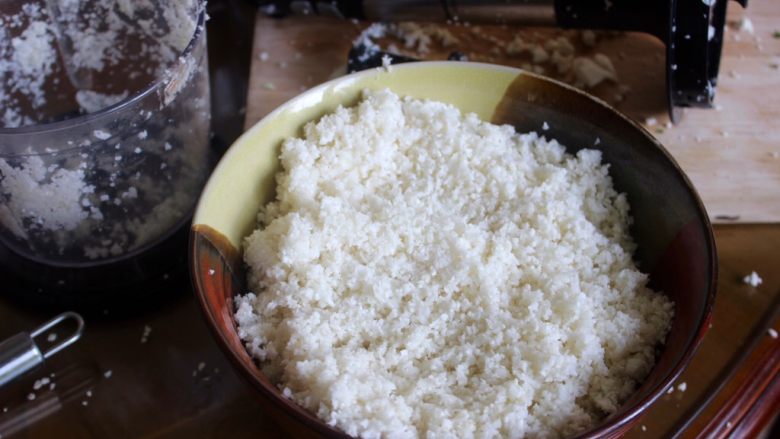 低卡健康印度三文鱼炒饭,把菜花头都给搅拌后，你会有一大碗和米饭长得一摸一样的“主食”