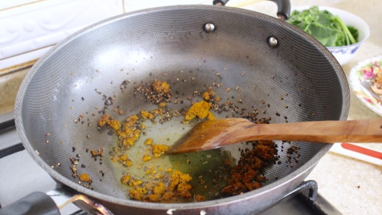 低卡健康印度三文鱼炒饭,一旦它开始蹦，把咖喱酱加入