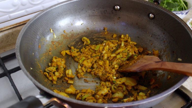 低卡健康印度三文鱼炒饭,杨后把洋葱，大葱小葱，蒜和姜加进去炒3-5分钟（如果炒不开，加点水）