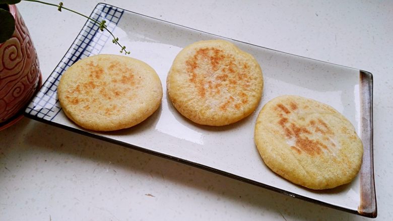 芝麻玉米面白糖饼,没有包馅的玉米面发面饼，可以从一边撕开，把菜填进去，可以搭配一切荤素菜。