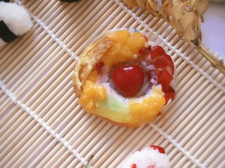 寿司🍣版的欢乐颂五美,完成，摆个樱桃，这个水果饭团可以挤沙拉酱吃。