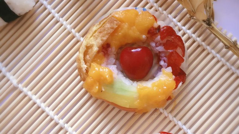 寿司🍣版的欢乐颂五美,完成，摆个樱桃，这个水果饭团可以挤沙拉酱吃。