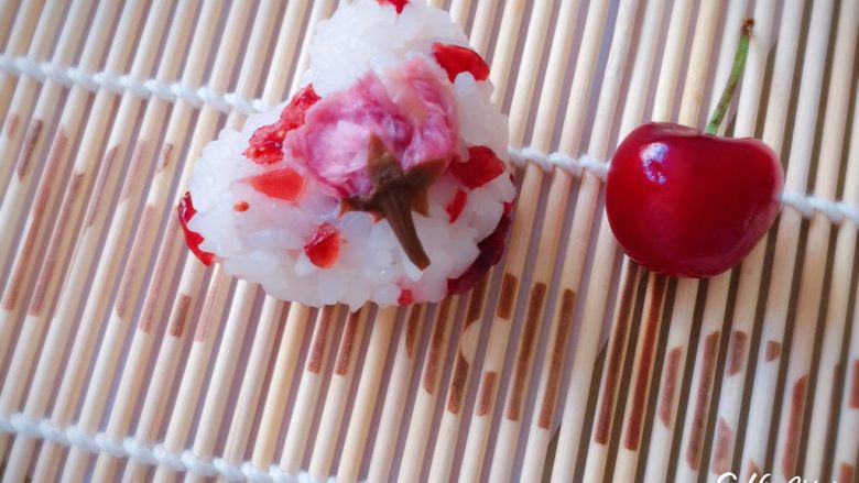 寿司🍣版的欢乐颂五美,然后轻轻按压在饭团上，心形樱花蔓越莓饭团就做好了。