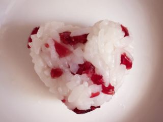 寿司🍣版的欢乐颂五美,切好后，拿一小团米饭和蔓越莓混合，用手捏成心形。手上也要沾水，不然米饭很容易粘手。
