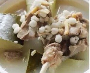 冬瓜薏米水鸭汤,煲好的汤用少许盐调味即可享用