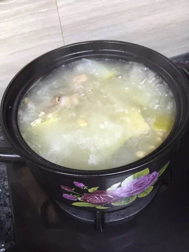 冬瓜薏米水鸭汤,把所有食材放入砂锅中，一次性加足水，大火煮开转小火煲一个半小时