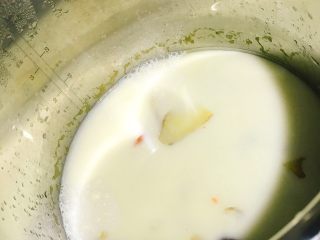 花胶牛奶露,温火继续煮13分钟，中途注意火候不要太高，太高温会破坏牛奶的营养