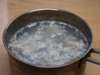 香辣土豆猪骨干锅,烧开适量水，倒入猪骨头焯煮10分钟