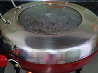 香辣土豆猪骨干锅,遮上锅盖，大火焖煮半小时左右