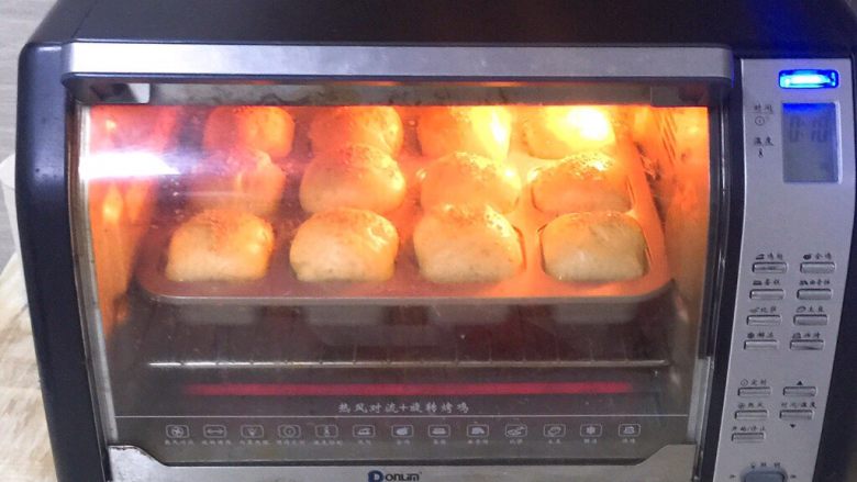 迷尔汉堡胚,放入烤箱150度烤20分钟