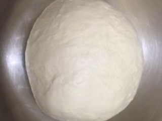 迷尔汉堡胚,取出揉好的面团搓圆放入一个干净的盆中盖上保鲜膜进行一发至2倍大小