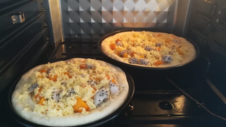缤纷水果披萨,披萨胚放入预热好的烤箱底层