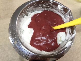 迷你红丝绒裸蛋糕,将蛋糕糊倒回剩余的蛋白霜中