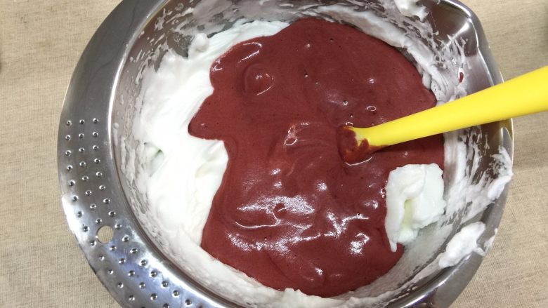 迷你红丝绒裸蛋糕,将蛋糕糊倒回剩余的蛋白霜中