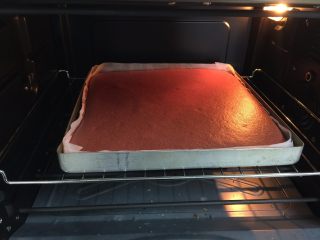 迷你红丝绒裸蛋糕,放入预热好的烤箱中层，170度，22分钟