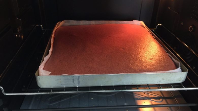 迷你红丝绒裸蛋糕,放入预热好的烤箱中层，170度，22分钟