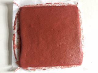 迷你红丝绒裸蛋糕,烤制完成后，取出蛋糕放置在网架上，撕开四周，等待晾凉