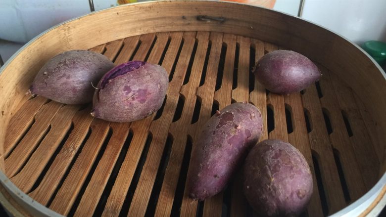 紫薯吐司,把紫薯蒸熟