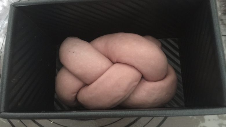 紫薯吐司,编成麻花后放入吐司盒里，放入温暖处二次发酵