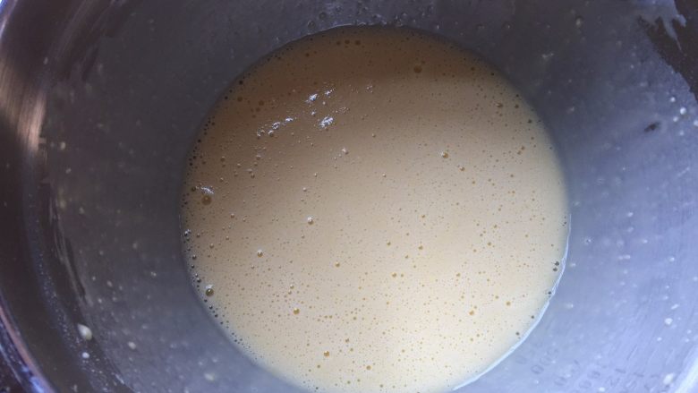 苹萝蛋糕,筛入低粉，搅拌均匀至无粉粒