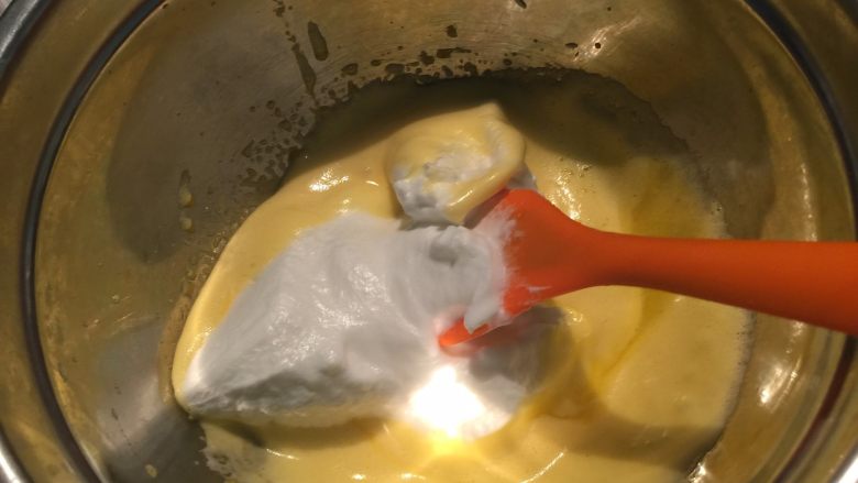 爱心小蛋糕,把蛋白霜分次加入蛋黄液中翻拌均匀