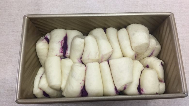紫薯椰蓉手撕包,盖保鲜膜发酵1小时，约发酵至2倍大