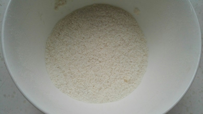 芝麻玉米面白糖饼,白糖倒碗中，倒入适量面粉拌匀。