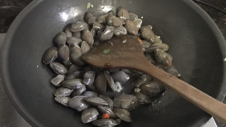 炒花蛤,将沥干的花蛤倒入锅里翻炒