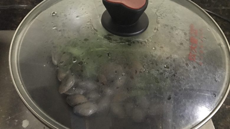 炒花蛤,加入金不换翻炒几下，盖上锅盖，等花蛤开口