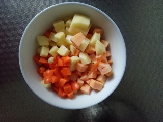 家庭版盖浇面,，红薯，土豆，胡萝卜切丁备用。